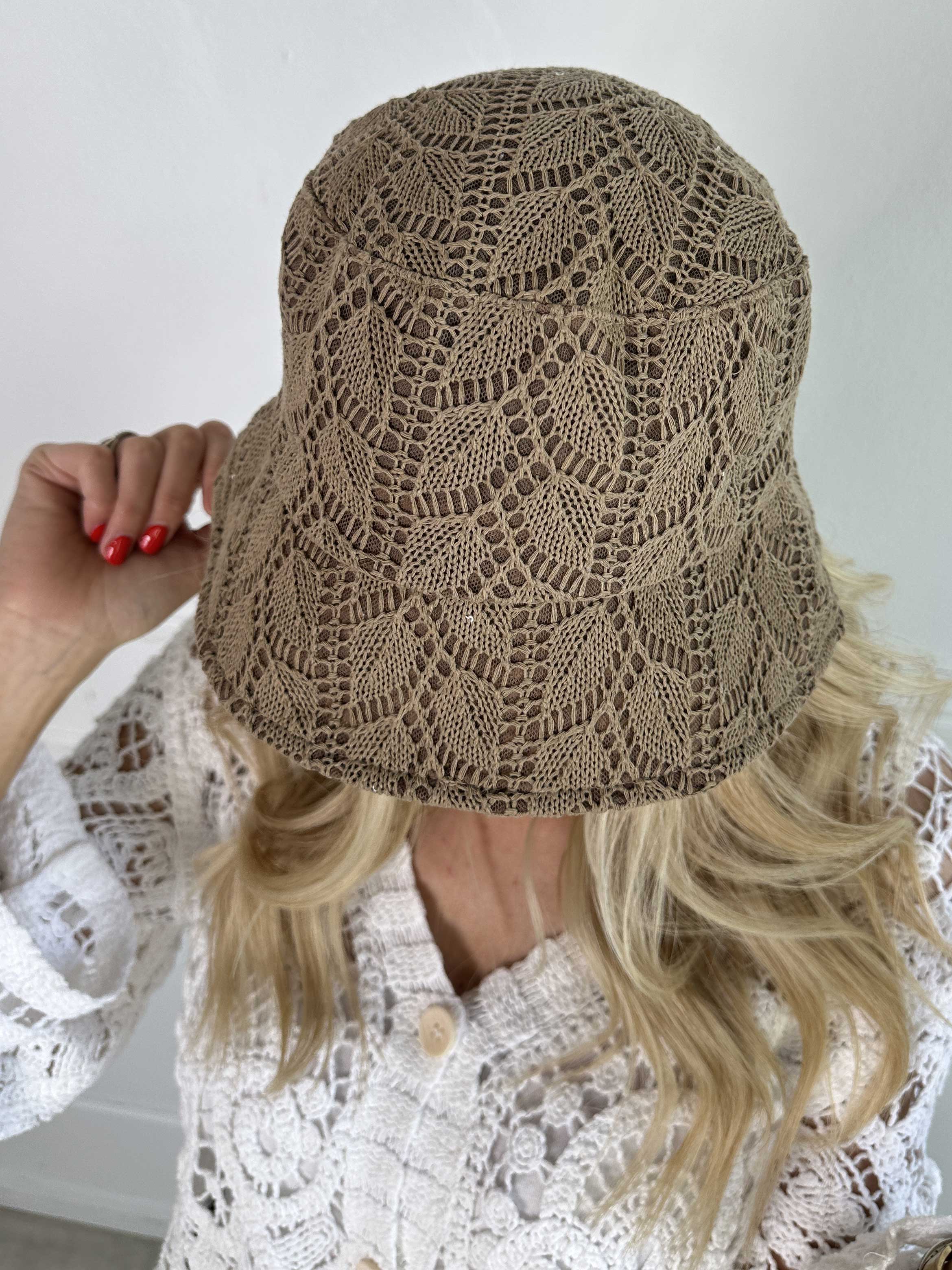 Ulrikke - Söt bullyhatt i broderad look